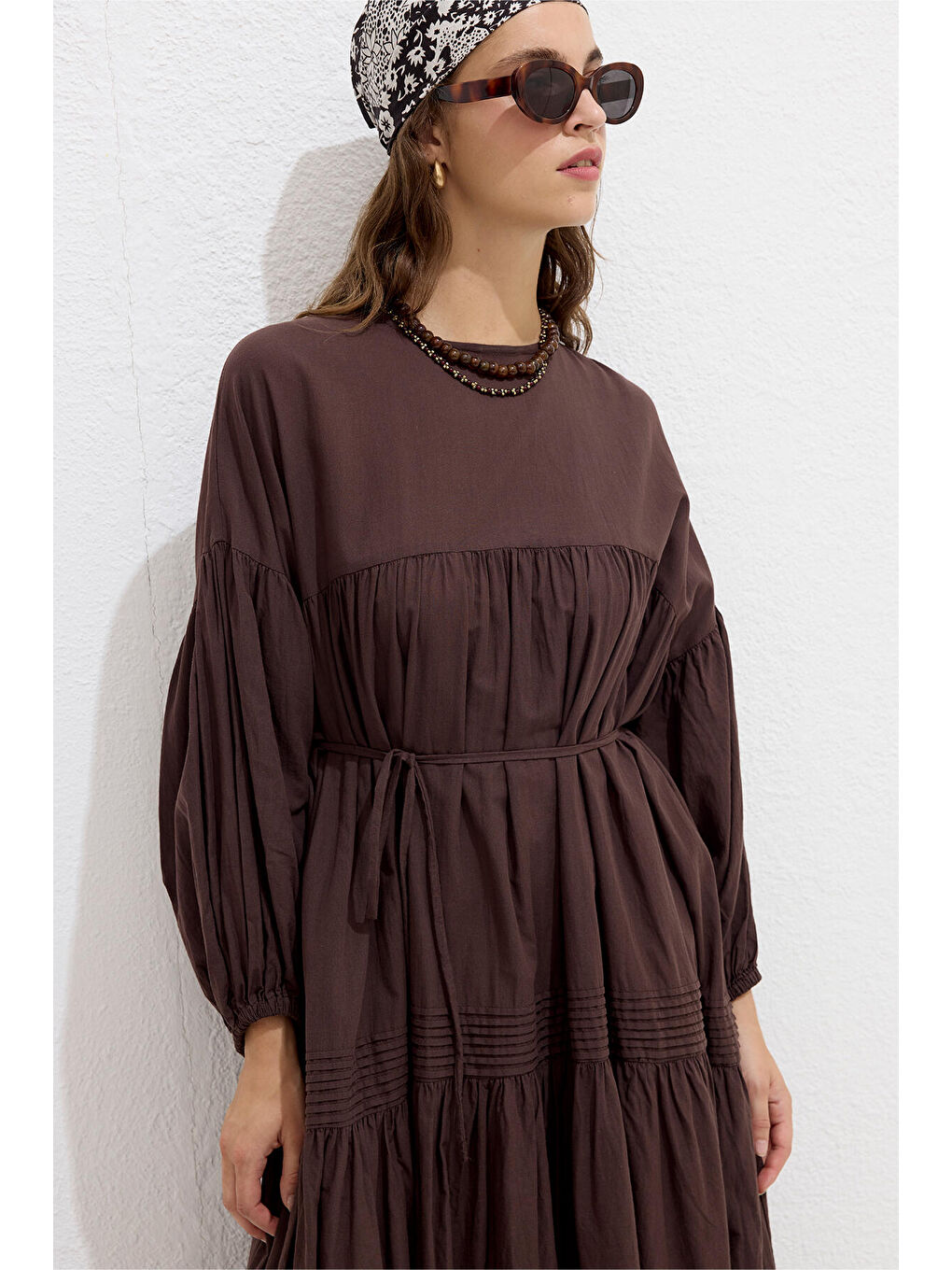 Büzgülü Oversize Vual Elbise Kahverengi-3