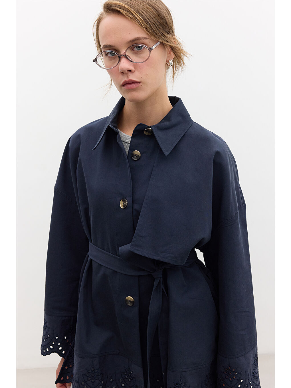 Nakış Detaylı Tasarım Trençkot Lacivert-4