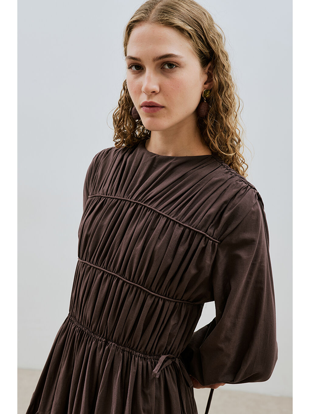 Büzgülü Uzun Kol Elbise Kahverengi-3