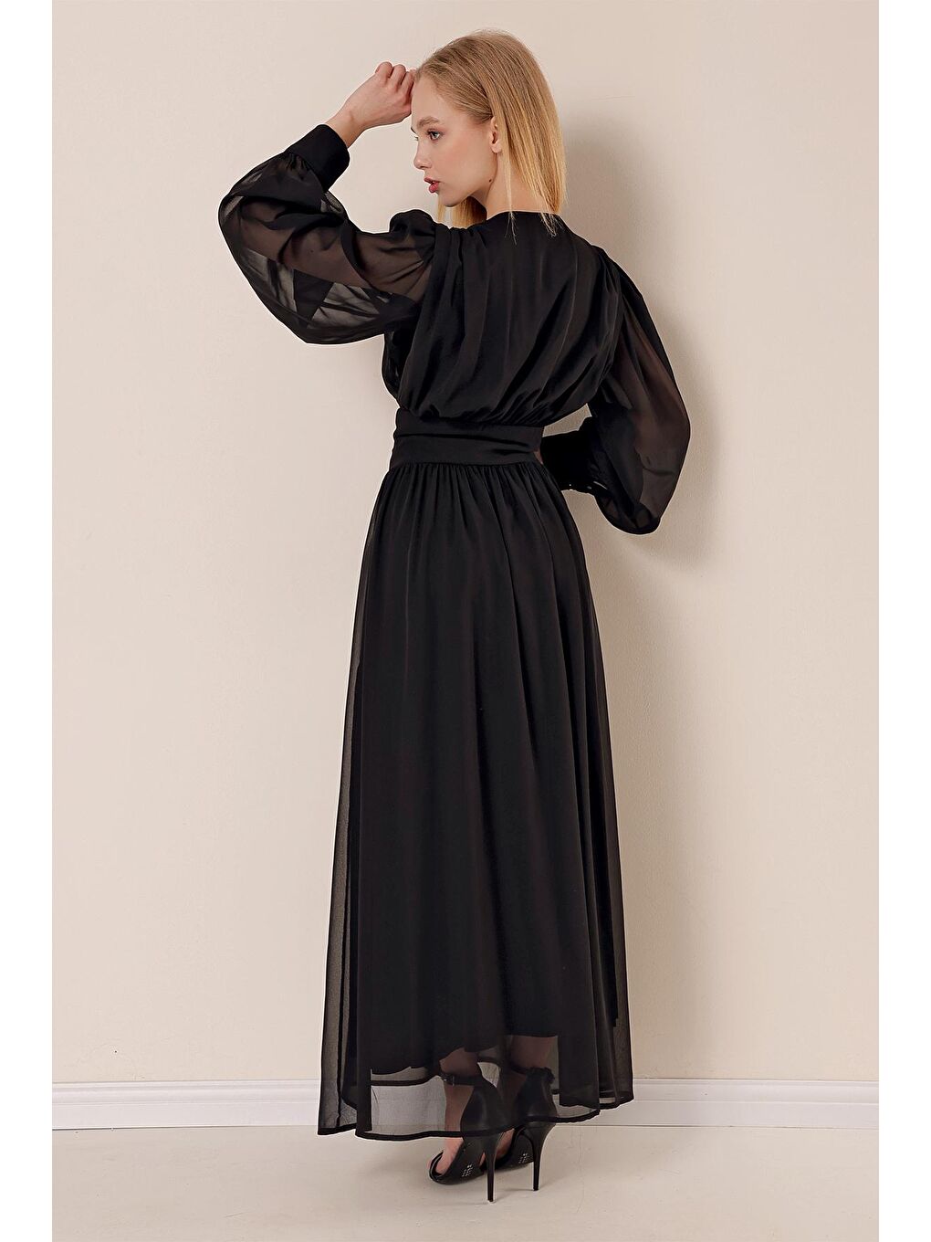 Kadın Siyah Kruvaze Yaka Uzun Kol Üç Düğmeli Elbise