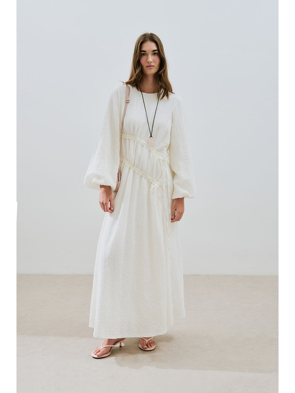 Büzgü Bağlamalı Dokulu Elbise Ekru-2