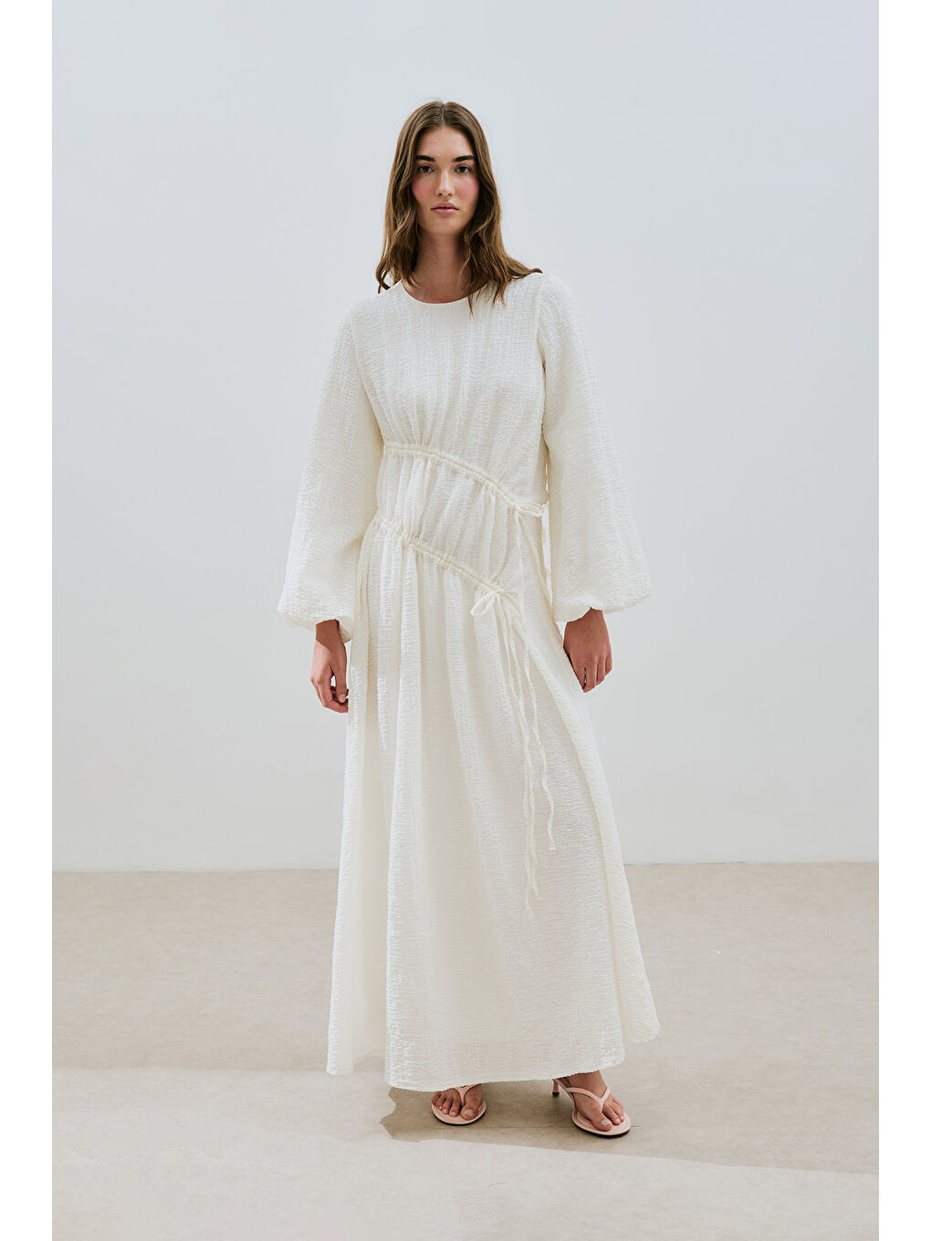 Büzgü Bağlamalı Dokulu Elbise Ekru-3