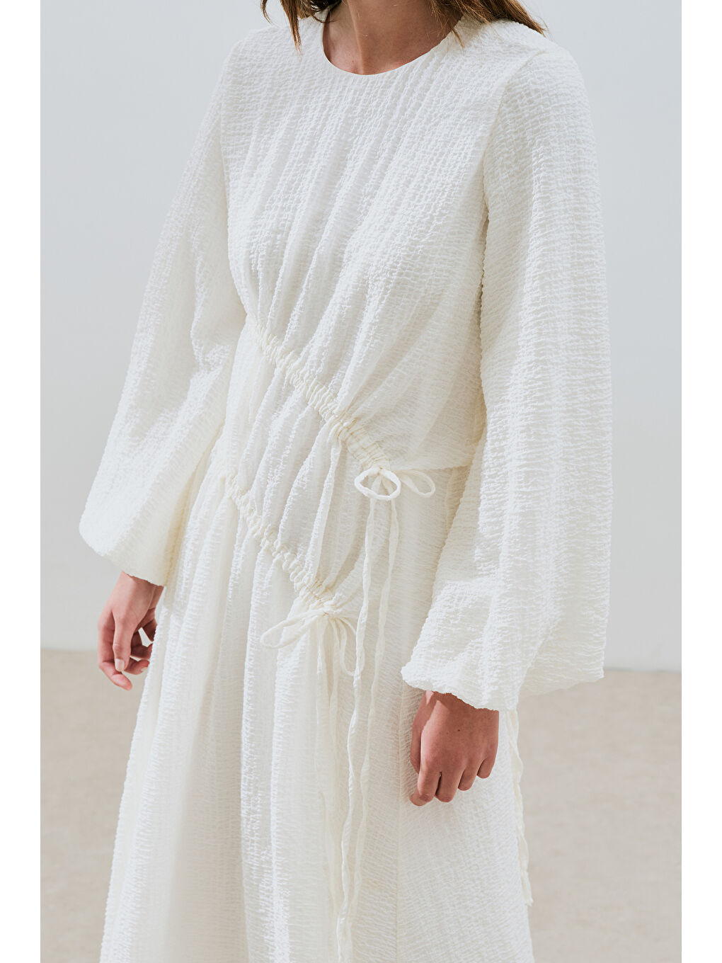Büzgü Bağlamalı Dokulu Elbise Ekru-5