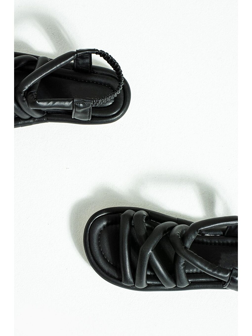 Siyah Bantlı Rahat Taban Kadın Lastikli Sandalet 007-73-23-4