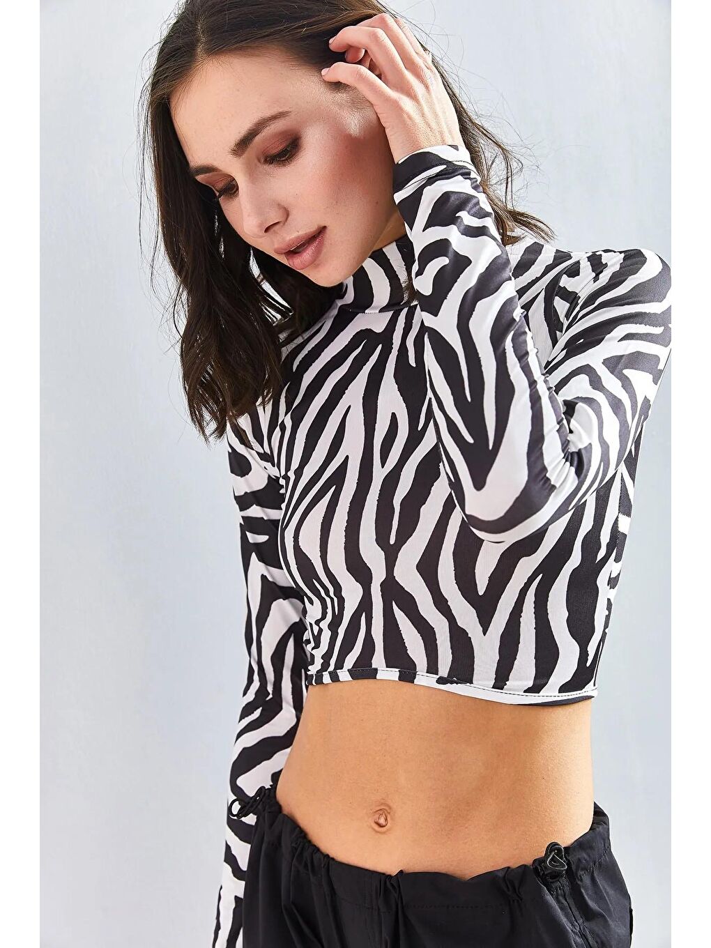 Siyah Kadın Yarım Balıkçı Yaka Biyeli Desenli Bluz-1