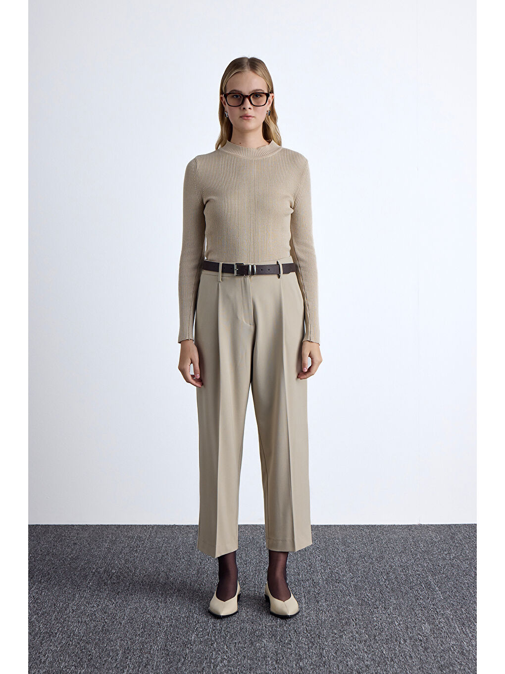 Klasik Kesim Pile Detaylı Pantolon Bej