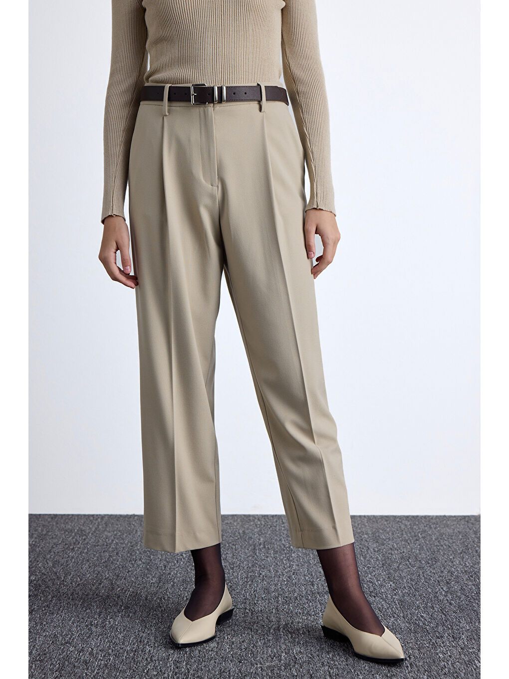 Klasik Kesim Pile Detaylı Pantolon Bej-2