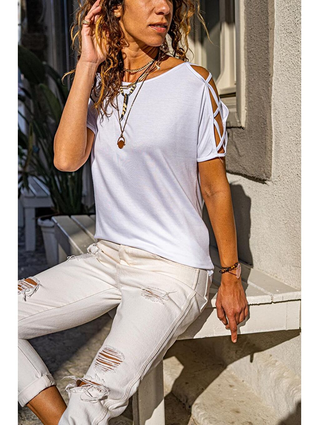 Kadın Beyaz Omzu Çarpraz Bantlı Salaş T-Shirt GK-JR400