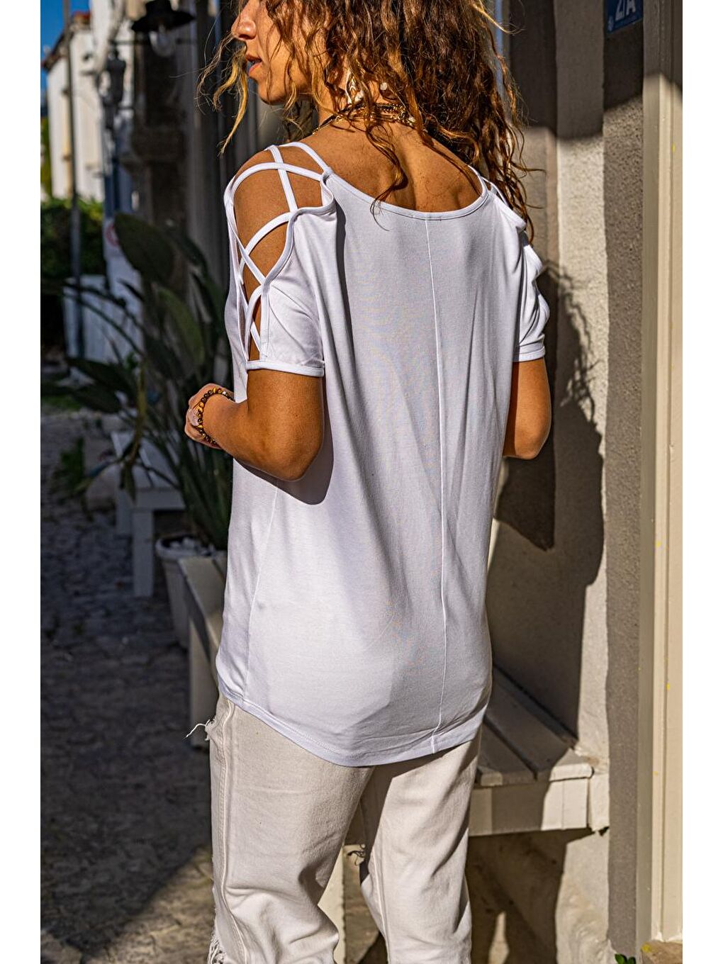 Kadın Beyaz Omzu Çarpraz Bantlı Salaş T-Shirt GK-JR400-1