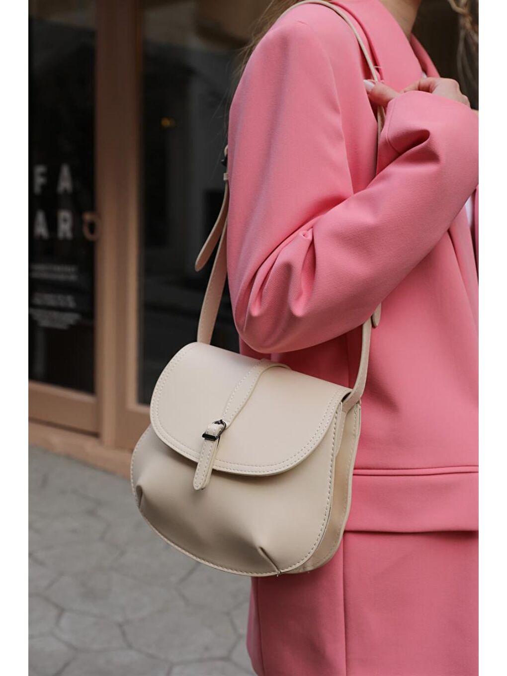 Toka Kapaklı Omuz Askılı Çanta Bej-1