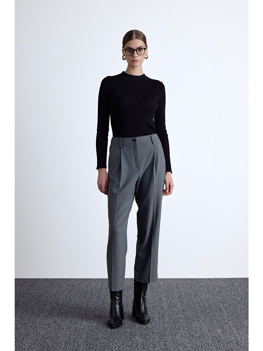 Klasik Kesim Pile Detaylı Pantolon Gri