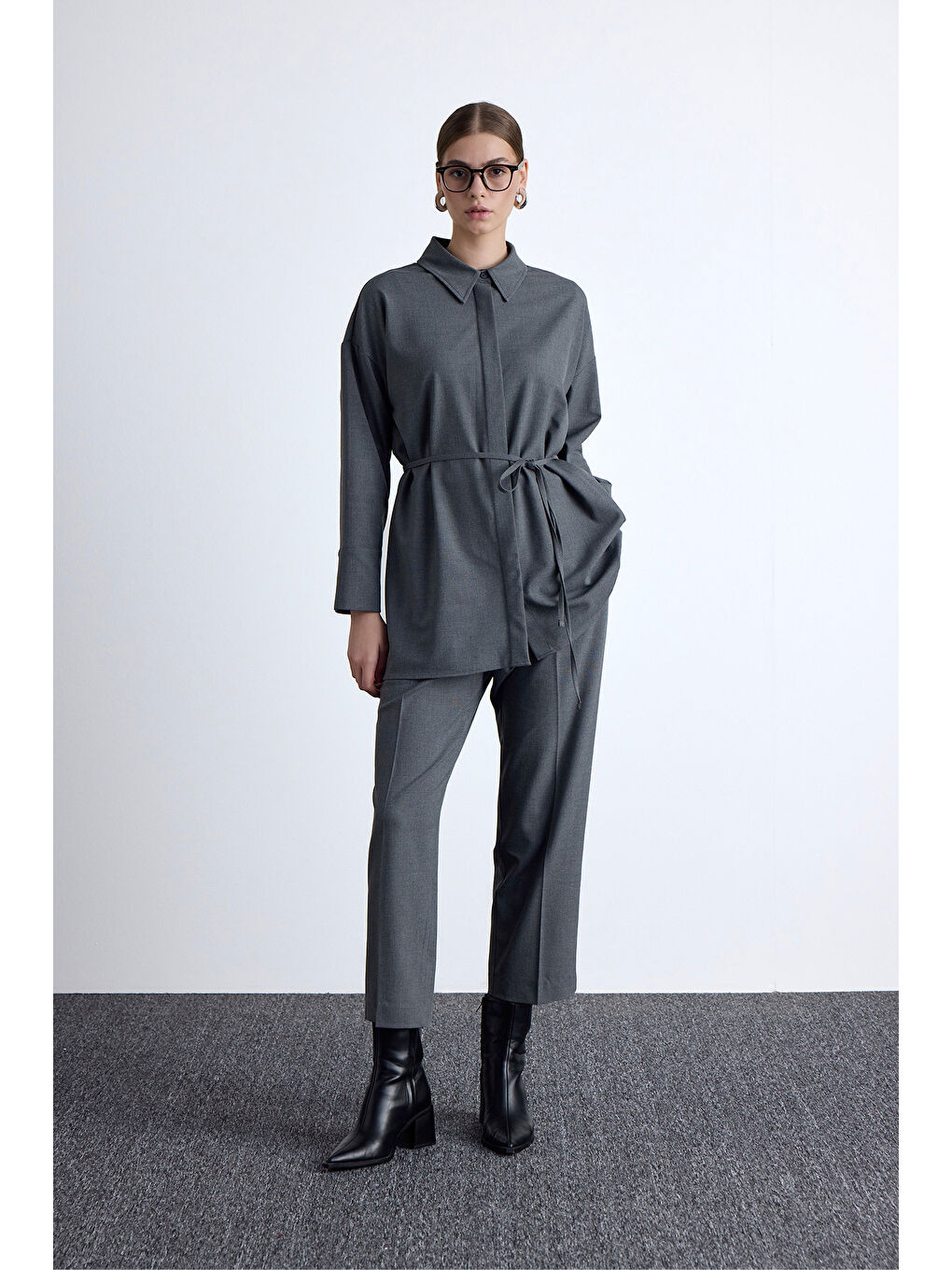 Klasik Kesim Pile Detaylı Pantolon Gri-1