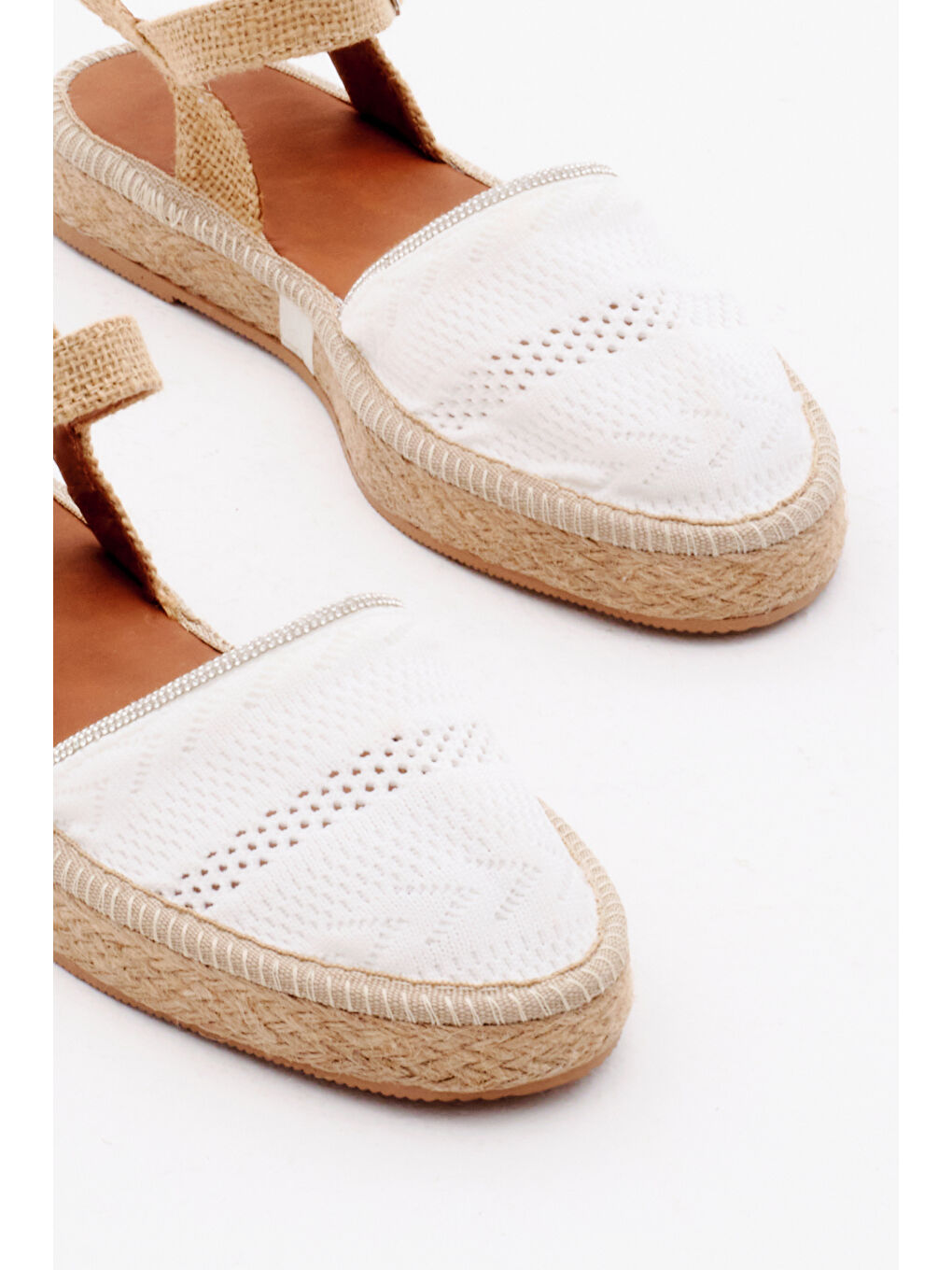 Kadın Beyaz Önü Kapalı Bilekten Bağlamaı Hasır Triko Sandalet-2