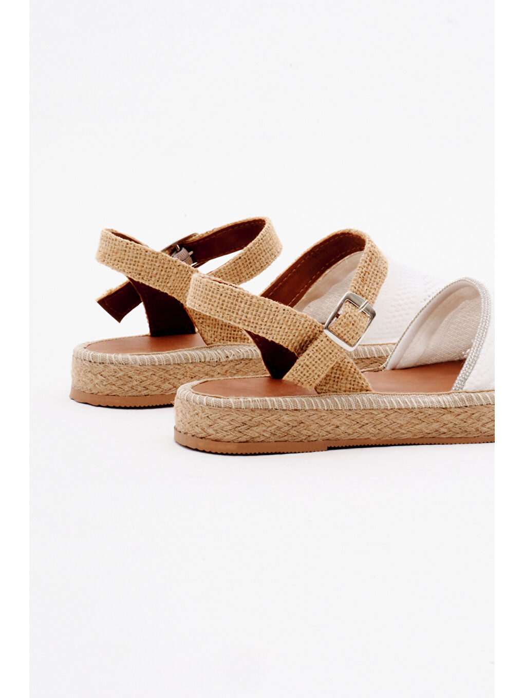 Kadın Beyaz Önü Kapalı Bilekten Bağlamaı Hasır Triko Sandalet-4