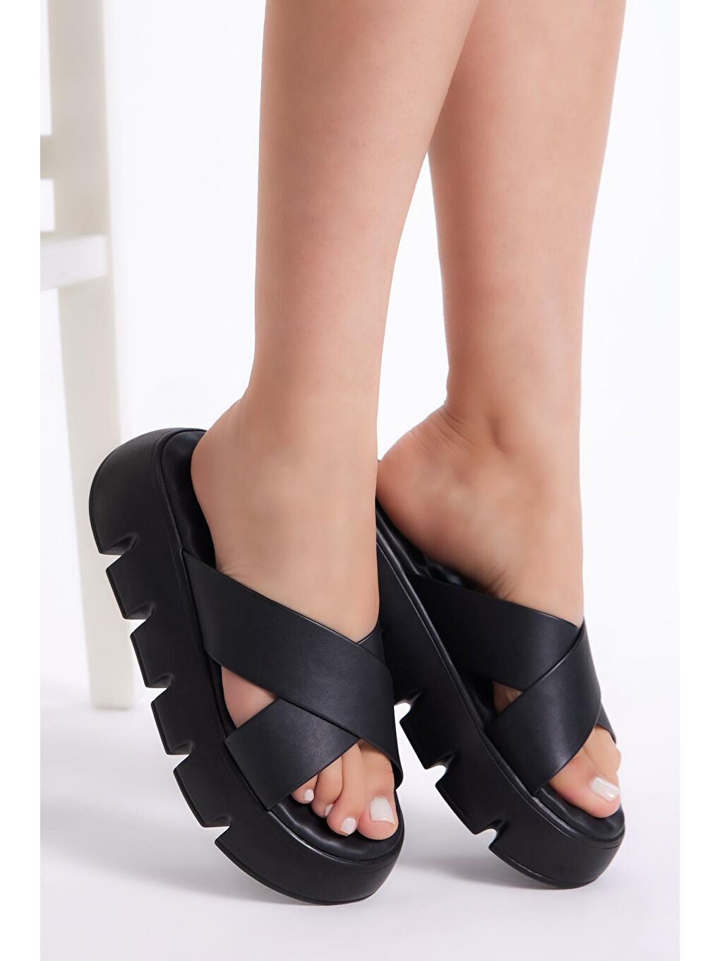 Kadın Siyah Çapraz Bantlı Yüksek Taban Terlik-1