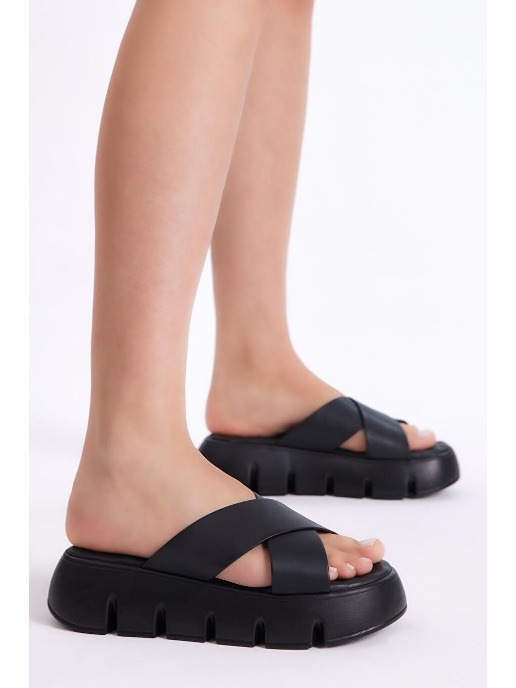 Kadın Siyah Çapraz Bantlı Yüksek Taban Terlik-2