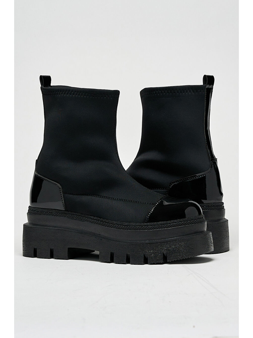 Kadın Siyah Rugan Rahat Kalıp Yüksek Taban Streç Çorap Bot