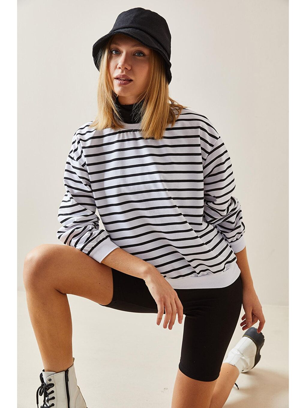 Beyaz Bisiklet Yaka Çizgili Sweatshirt 4KXK8-47641-01-1