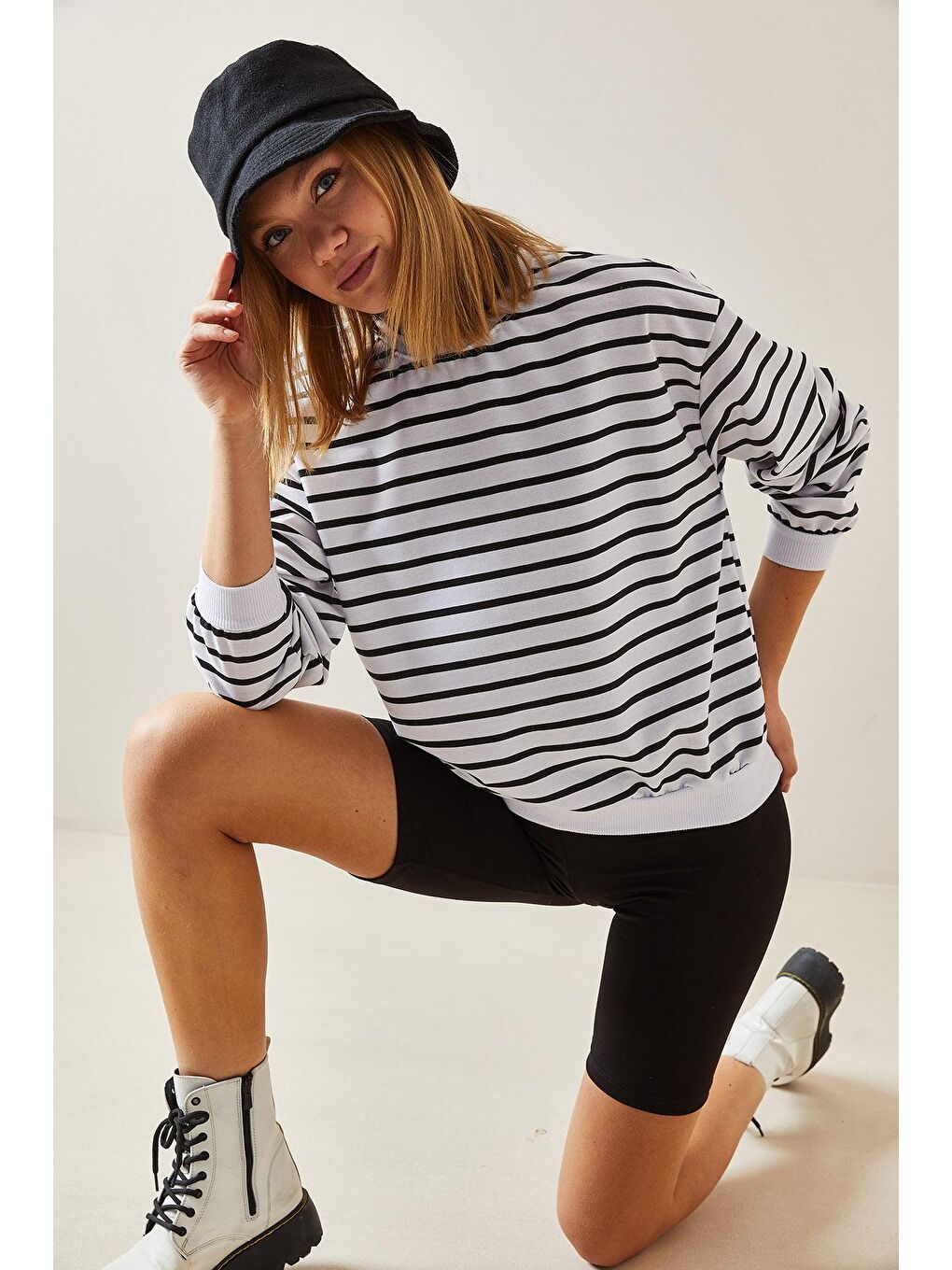 Beyaz Bisiklet Yaka Çizgili Sweatshirt 4KXK8-47641-01-2