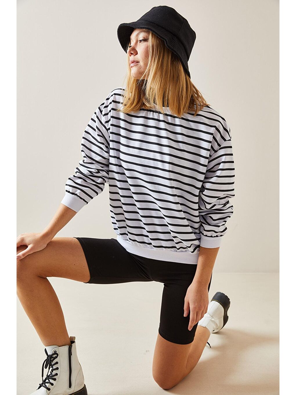 Beyaz Bisiklet Yaka Çizgili Sweatshirt 4KXK8-47641-01-4