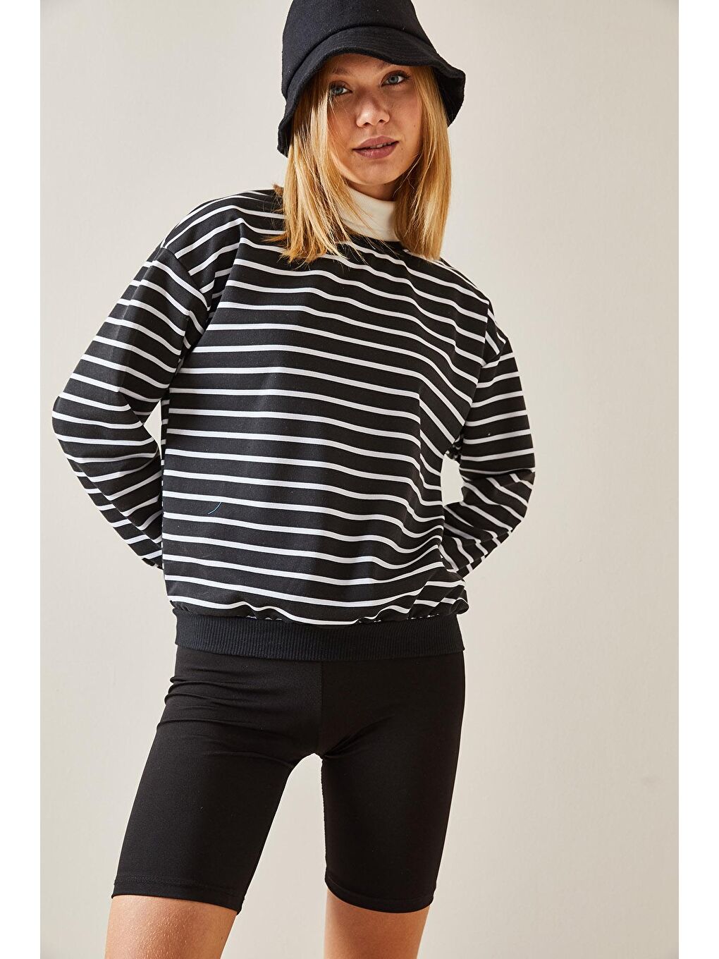 Siyah Bisiklet Yaka Çizgili Sweatshirt 4KXK8-47641-02