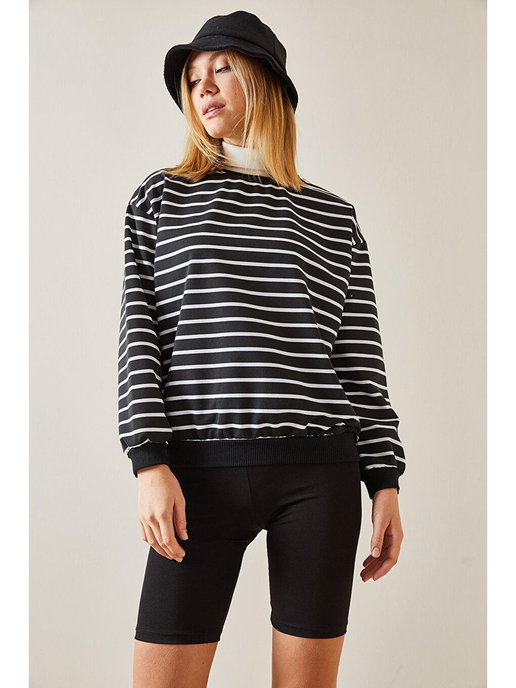 Siyah Bisiklet Yaka Çizgili Sweatshirt 4KXK8-47641-02-1