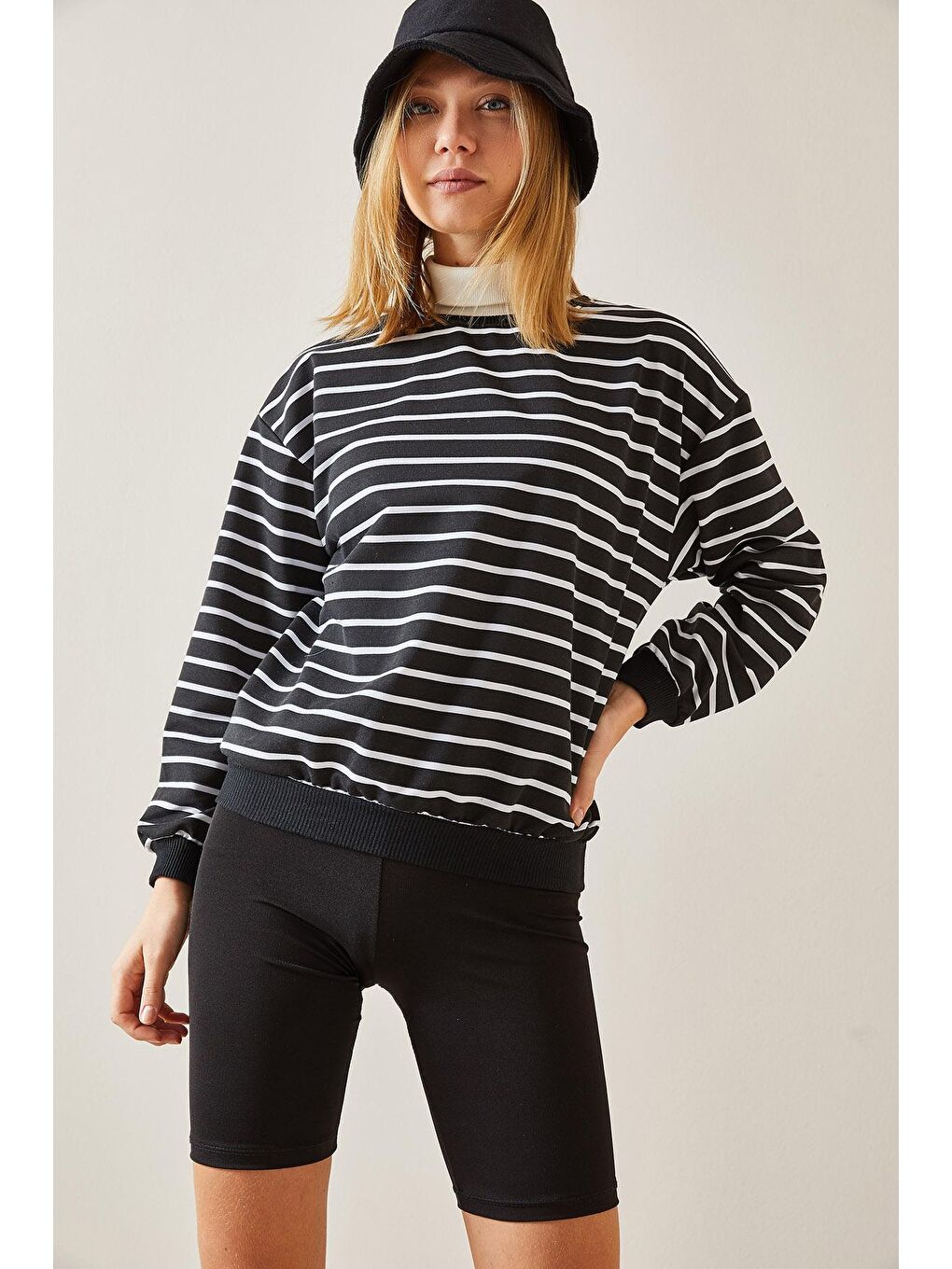 Siyah Bisiklet Yaka Çizgili Sweatshirt 4KXK8-47641-02-2