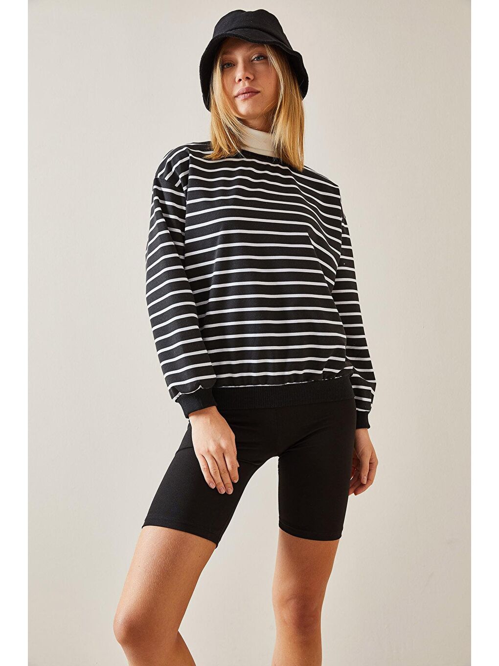 Siyah Bisiklet Yaka Çizgili Sweatshirt 4KXK8-47641-02-3