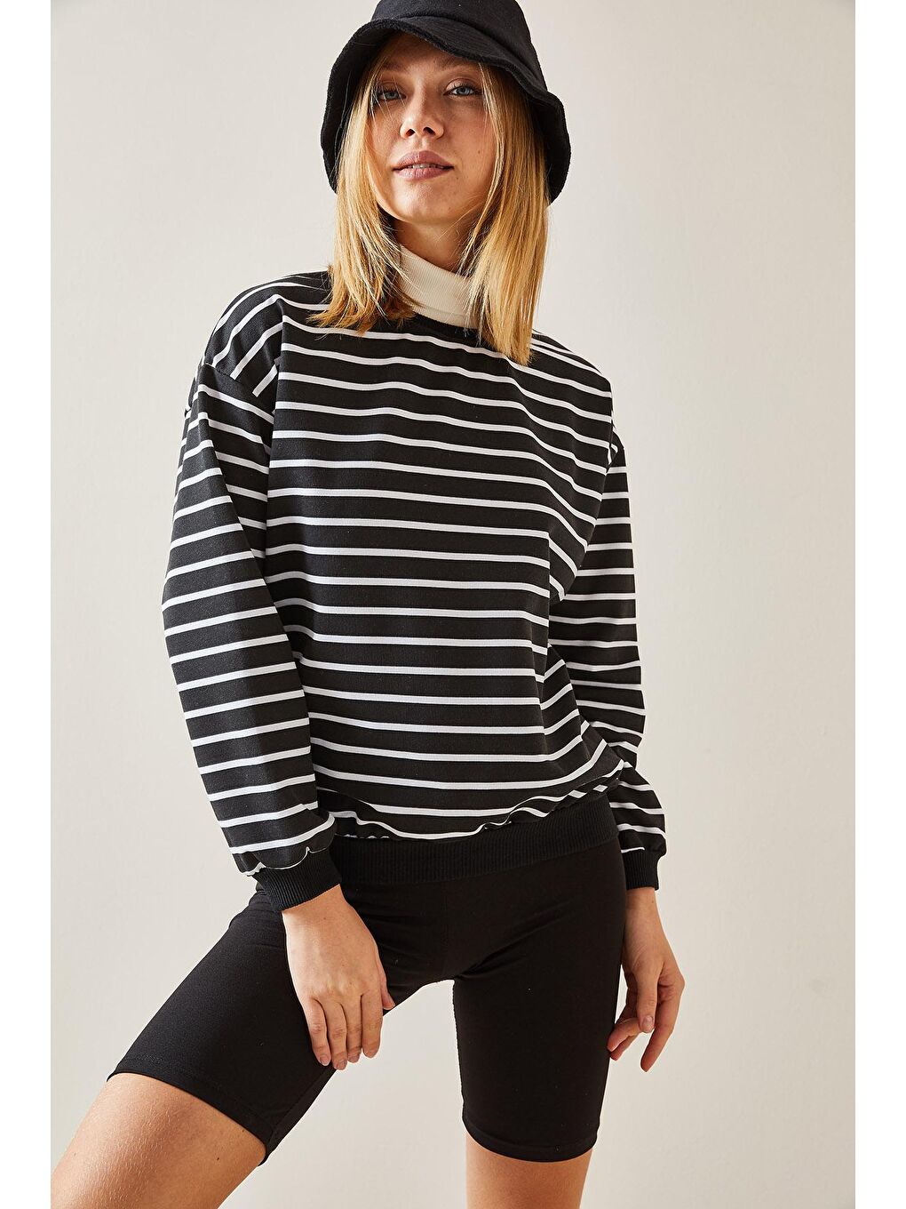 Siyah Bisiklet Yaka Çizgili Sweatshirt 4KXK8-47641-02-4