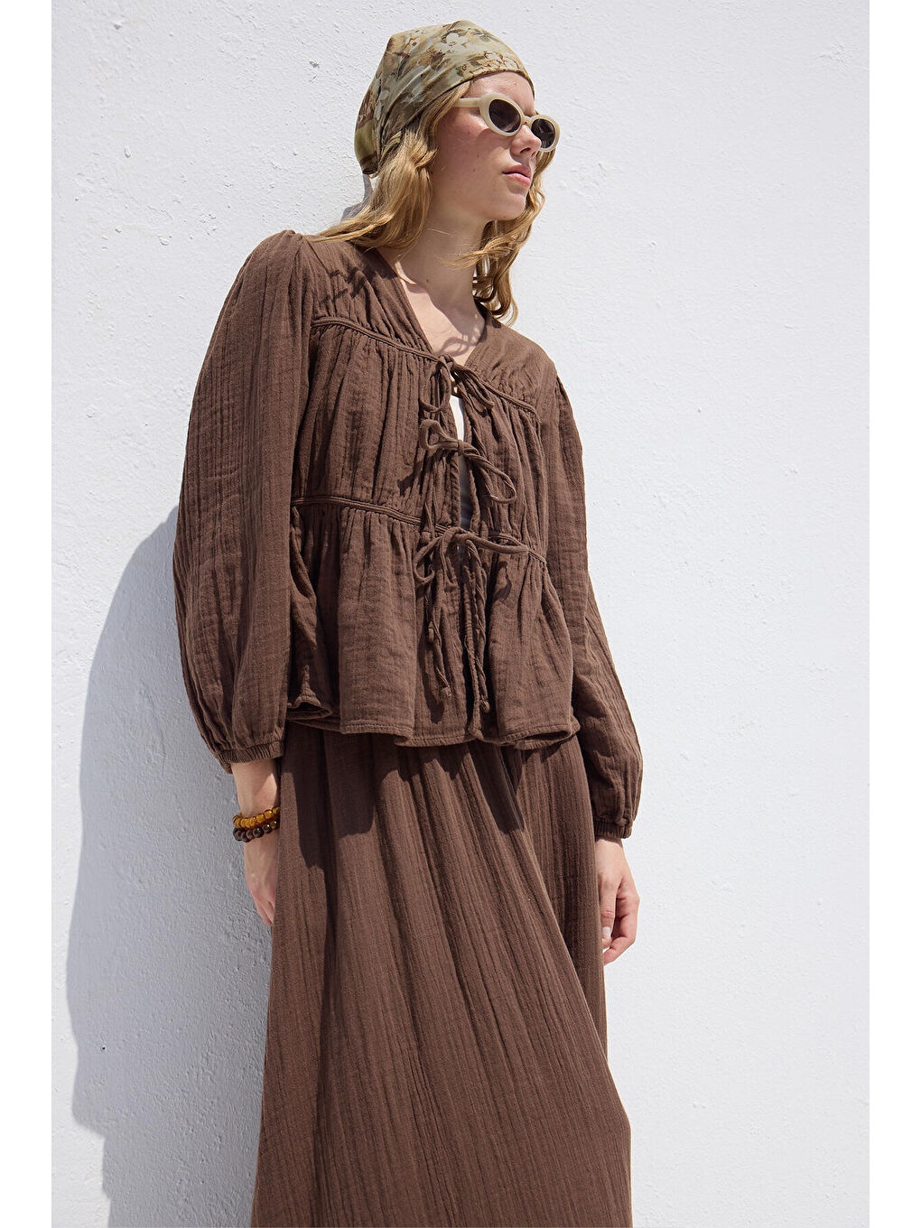 Bağlama Detaylı Müslin Bluz Kahverengi-1