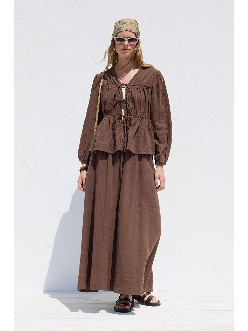 Bağlama Detaylı Müslin Bluz Kahverengi-3