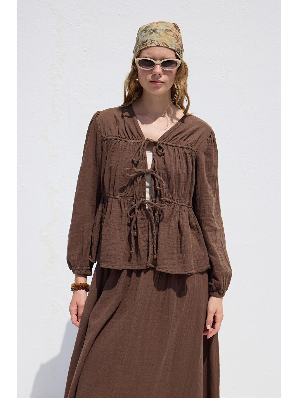 Bağlama Detaylı Müslin Bluz Kahverengi-5