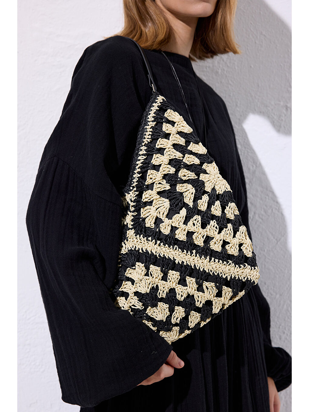 Desenli Hasır Kol Çantası Siyah