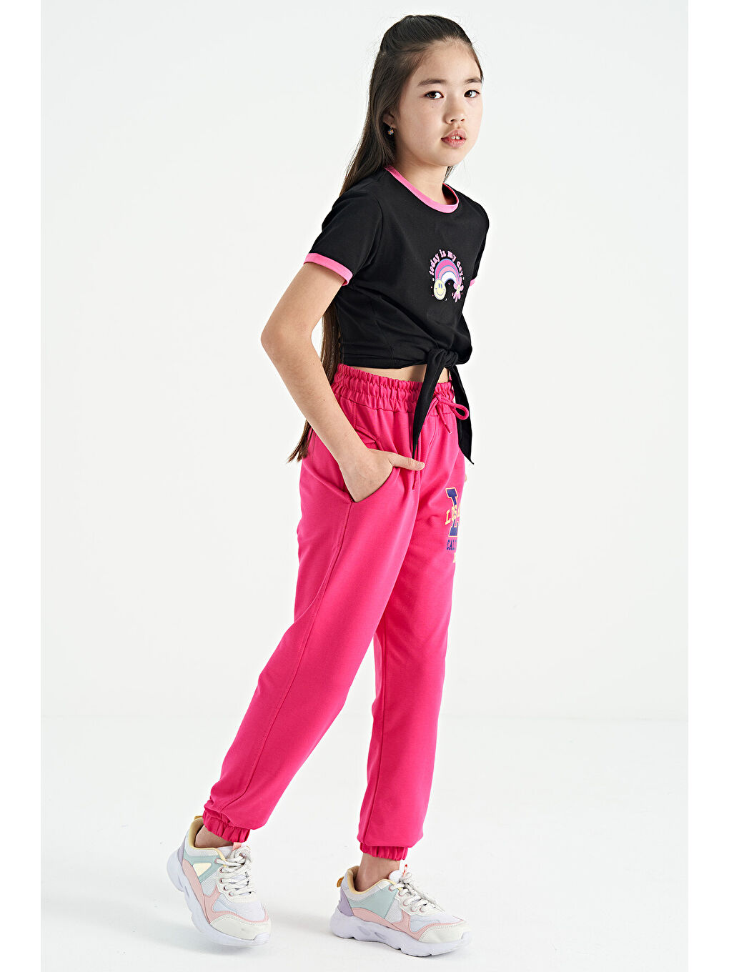 Siyah Baskı Detaylı O Yaka Çok Renkli Bağlama Detaylı Kız Çocuk Tişört - 75113-4