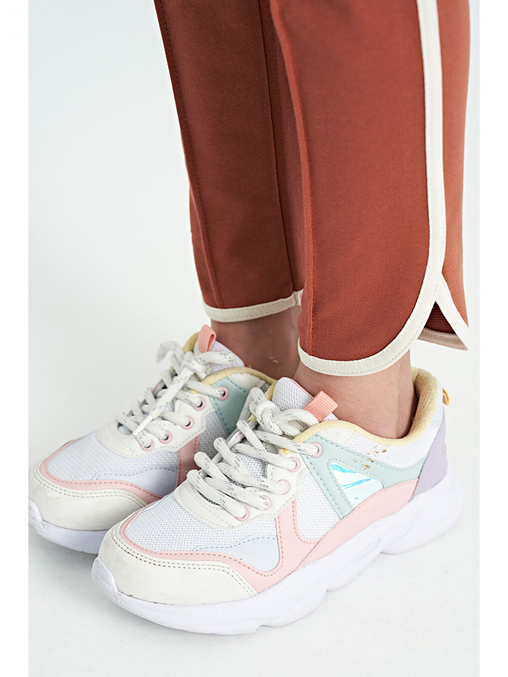 Kahverengi Tarçın Biye Detaylı Bağcıklı Ön Nevürlü Geniş Paçalı Kız Çocuk Eşofman Altı - 75124-9