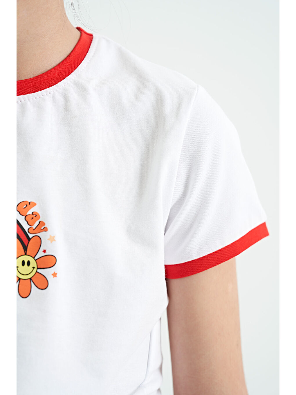 Beyaz Baskı Detaylı O Yaka Çok Renkli Bağlama Detaylı Kız Çocuk Tişört - 75113-9