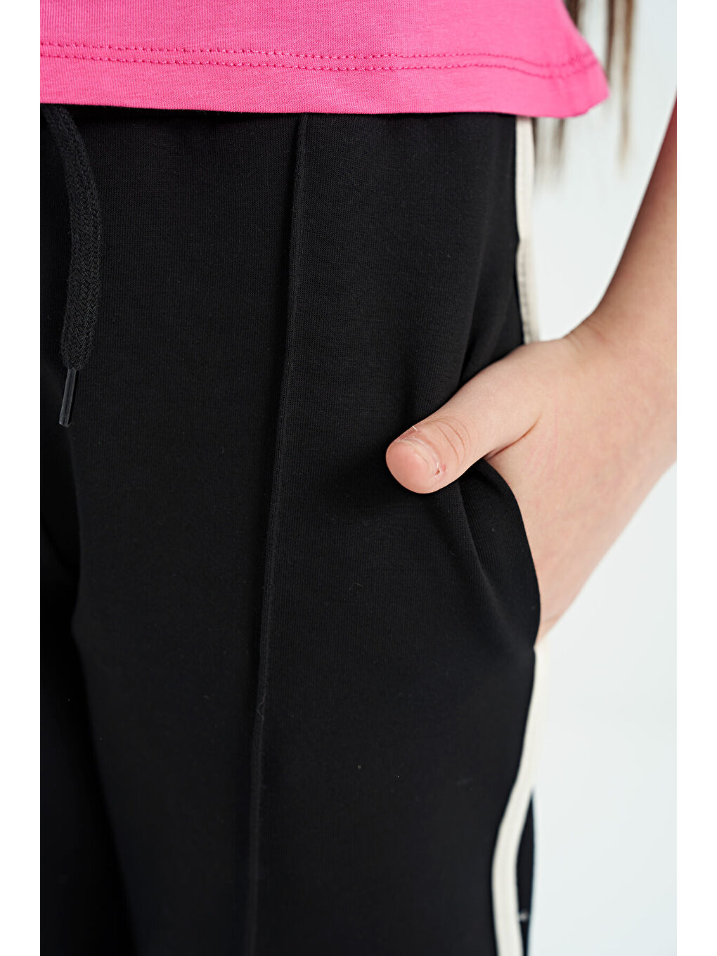 Siyah Biye Detaylı Bağcıklı Ön Nevürlü Geniş Paçalı Kız Çocuk Eşofman Altı - 75124-9