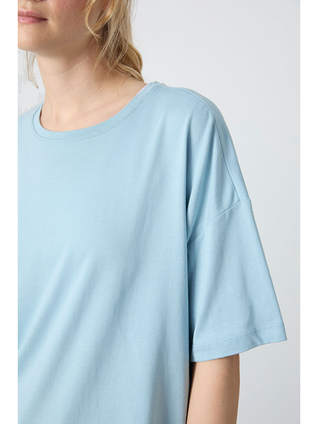 Açık Mavi Penye Modal Yumuşak Tuşeli Oversize Fit Basic Kadın Tişört- 97285-4
