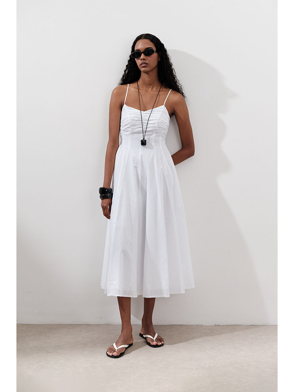 Büzgü Detaylı Askılı Elbise Ekru