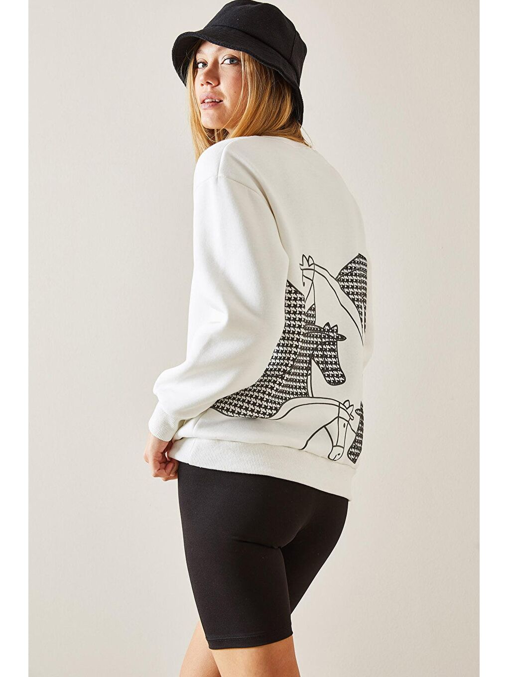 Beyaz Arkası Nakışlı Bisiklet Yaka Sweatshirt 4KXK8-47640-01-2