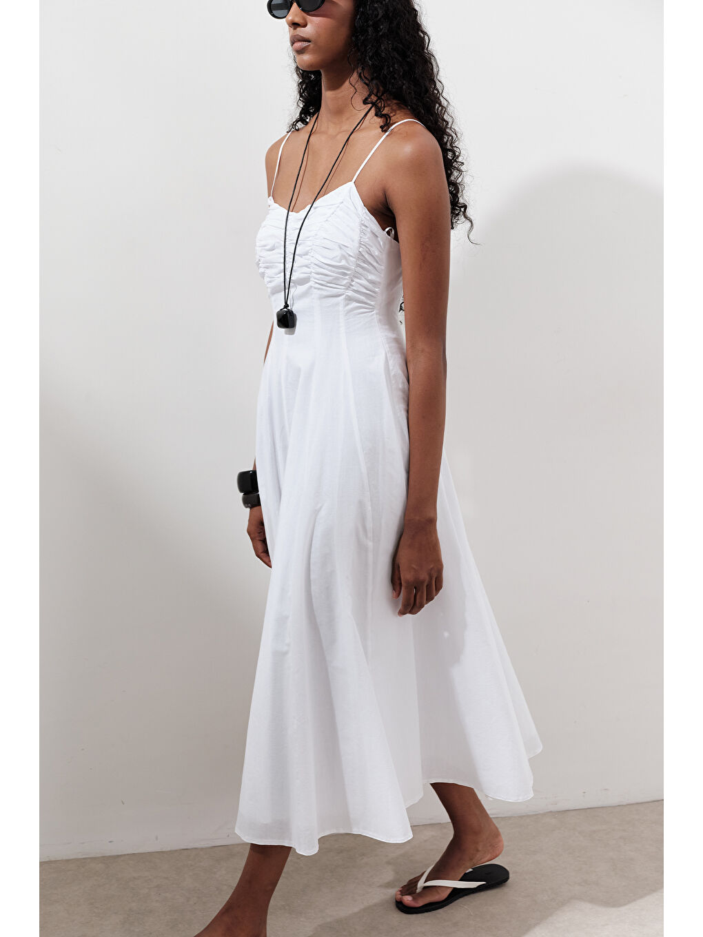 Büzgü Detaylı Askılı Elbise Ekru-1