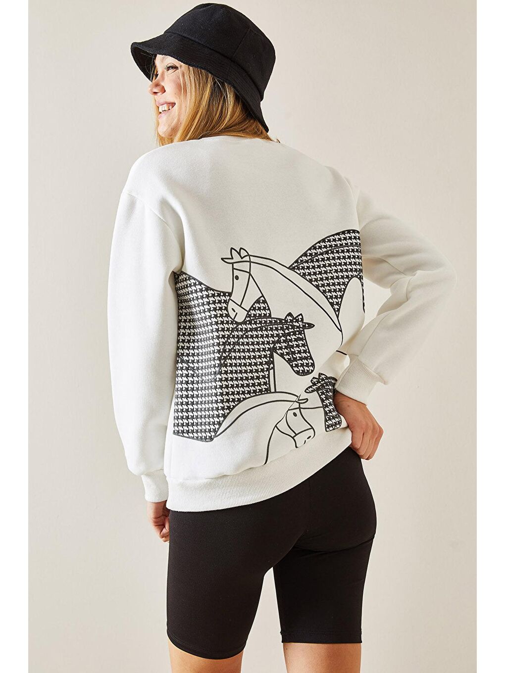 Beyaz Arkası Nakışlı Bisiklet Yaka Sweatshirt 4KXK8-47640-01-3
