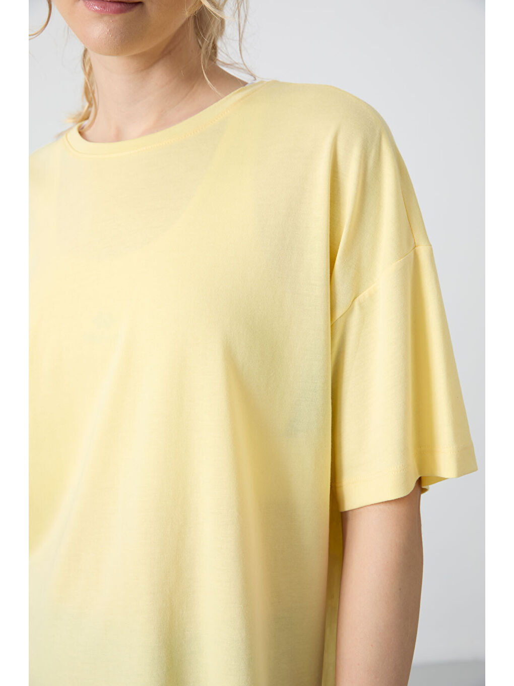 Sarı Penye Modal Yumuşak Tuşeli Oversize Fit Basic Kadın Tişört- 97285-6