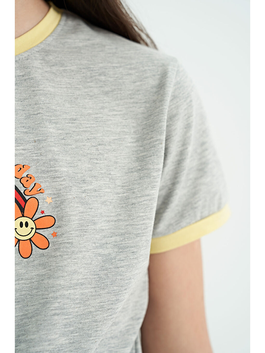 Gri Melanj Baskı Detaylı O Yaka Çok Renkli Bağlama Detaylı Kız Çocuk Tişört - 75113-9