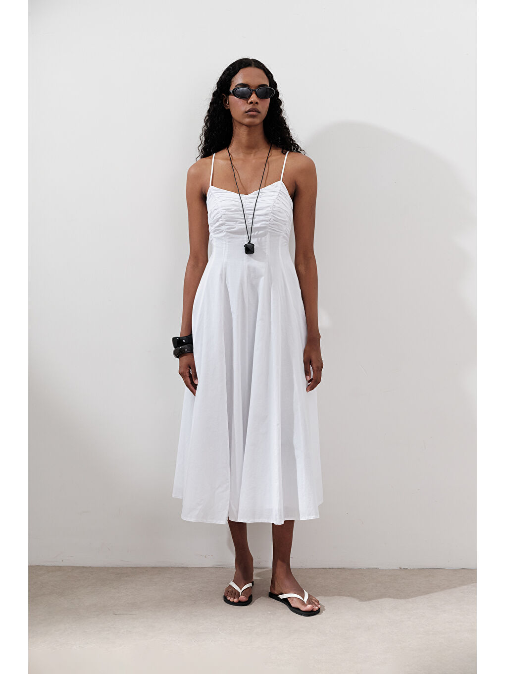 Büzgü Detaylı Askılı Elbise Ekru-3