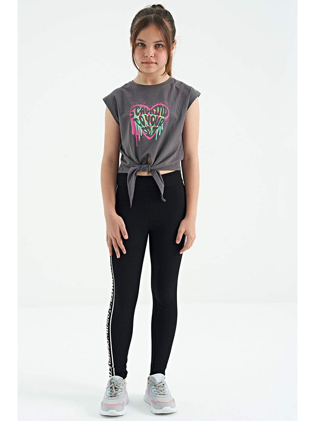 Koyu Gri Kalp Baskılı Ön Düğüm Detaylı Rahat Form Kız Çocuk Tişört - 75114-6