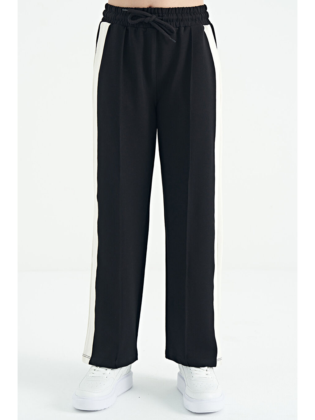 Siyah Yan Bant Detaylı Bağcıklı Rahat Kalıp Geniş Paça Kız Çocuk Eşofman Alt - 75119