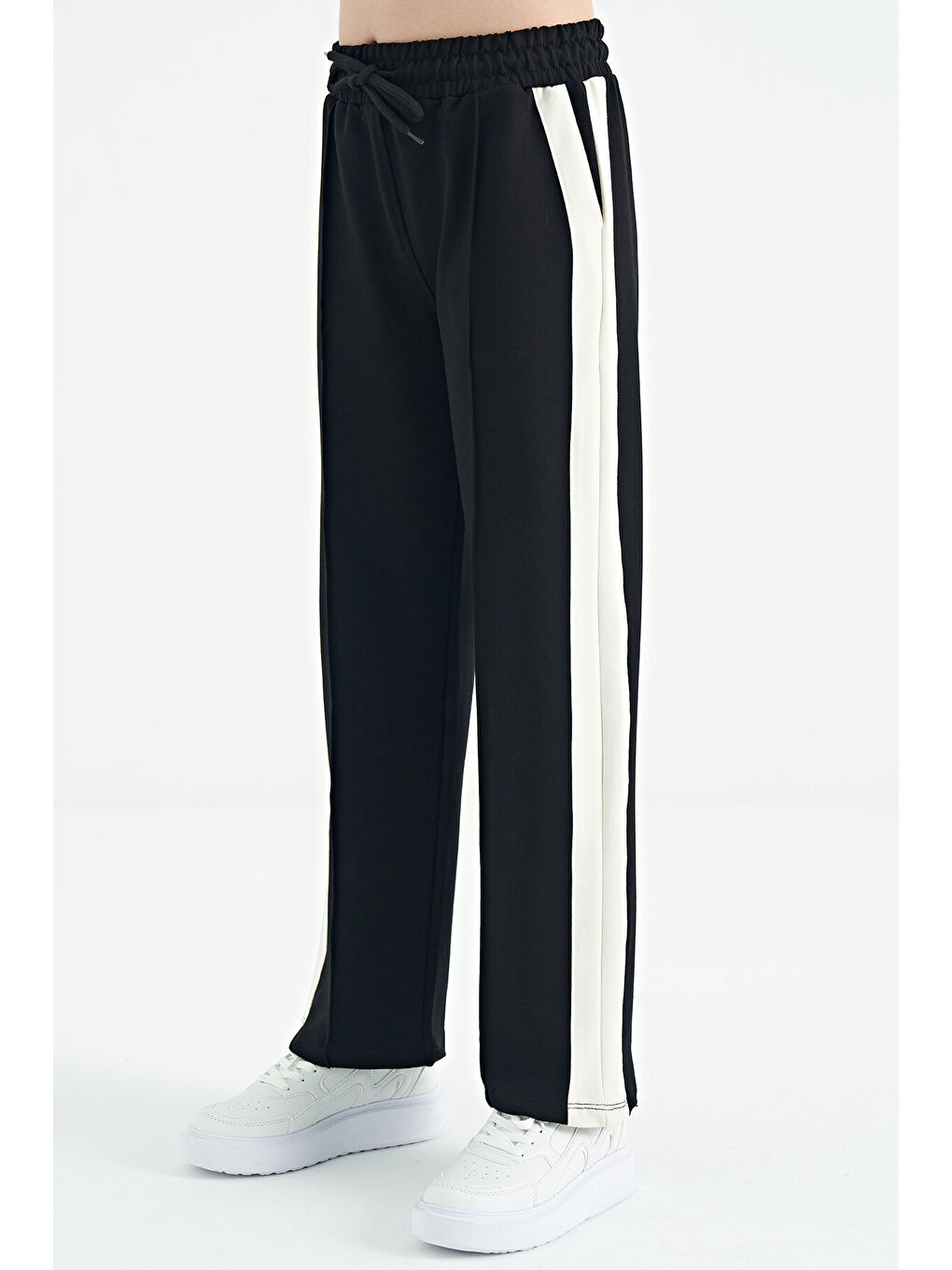 Siyah Yan Bant Detaylı Bağcıklı Rahat Kalıp Geniş Paça Kız Çocuk Eşofman Alt - 75119-1