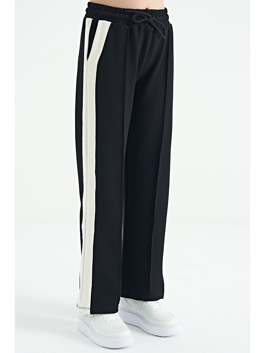 Siyah Yan Bant Detaylı Bağcıklı Rahat Kalıp Geniş Paça Kız Çocuk Eşofman Alt - 75119-2