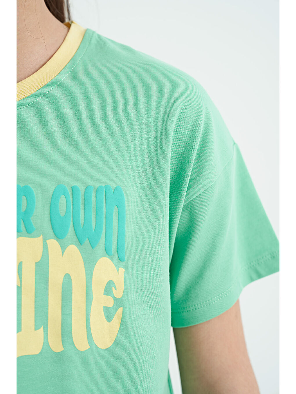Turkuaz Su Yeşili Renkli Yazı Baskılı O Yaka Oversize  Kısa Kollu Kız Çocuk Tişört - 75111-4